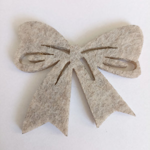Mašle velká filcová šedá 7x6,5cm