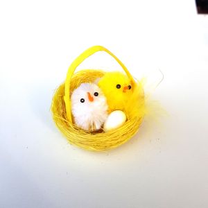 Dvě kuřátka v košíčku