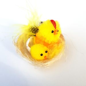 Slepička a kuřátko v hnízdečku