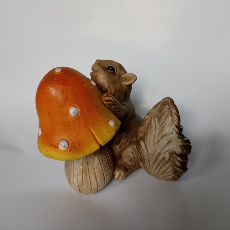 Veverka - výška 8cm 