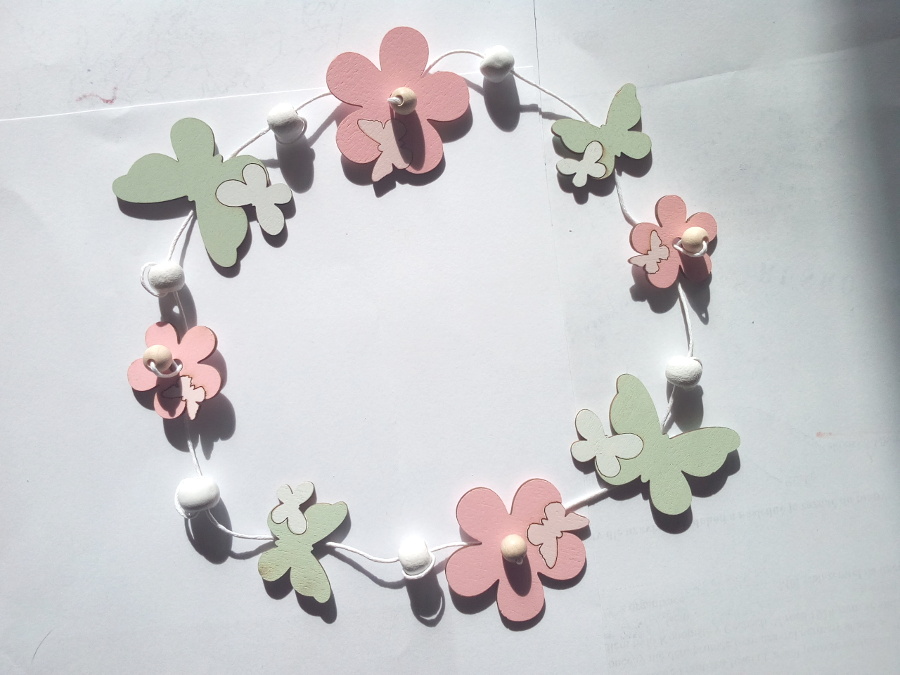 Korálky a šňůrka na gyrlandu